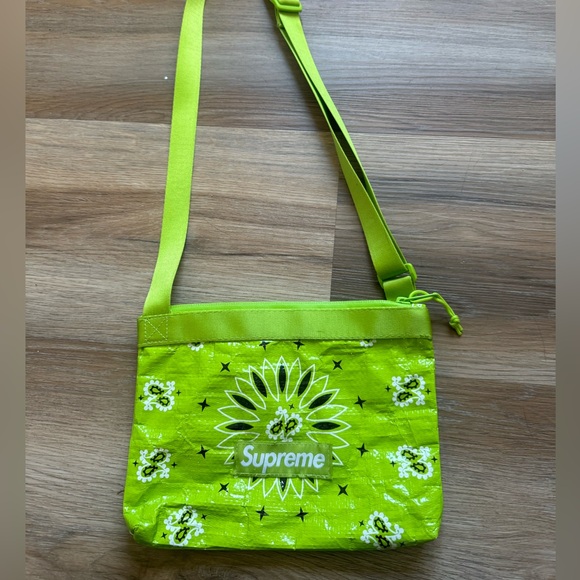 Supreme Bandana Tarp Side Bag Bright Green OS SS21 Week 8 - Picture 4 of 5